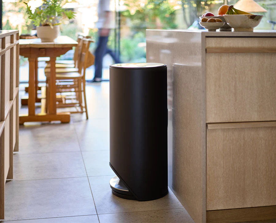 Arc™ 30L Easy-push Matt Black Pedal Bin - Image 2