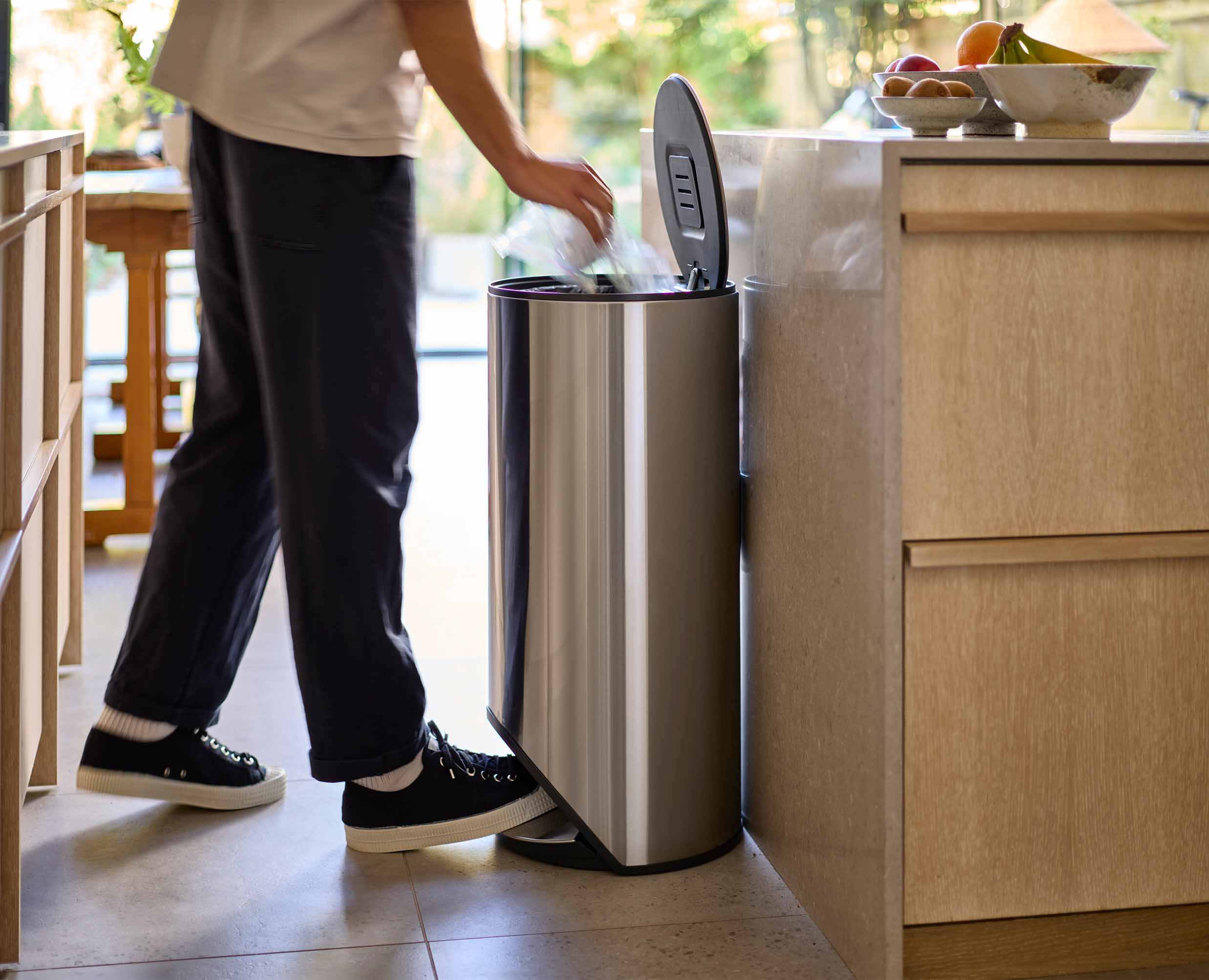 Arc™ 30L Easy-push Stainless-steel Pedal Bin - Image 3