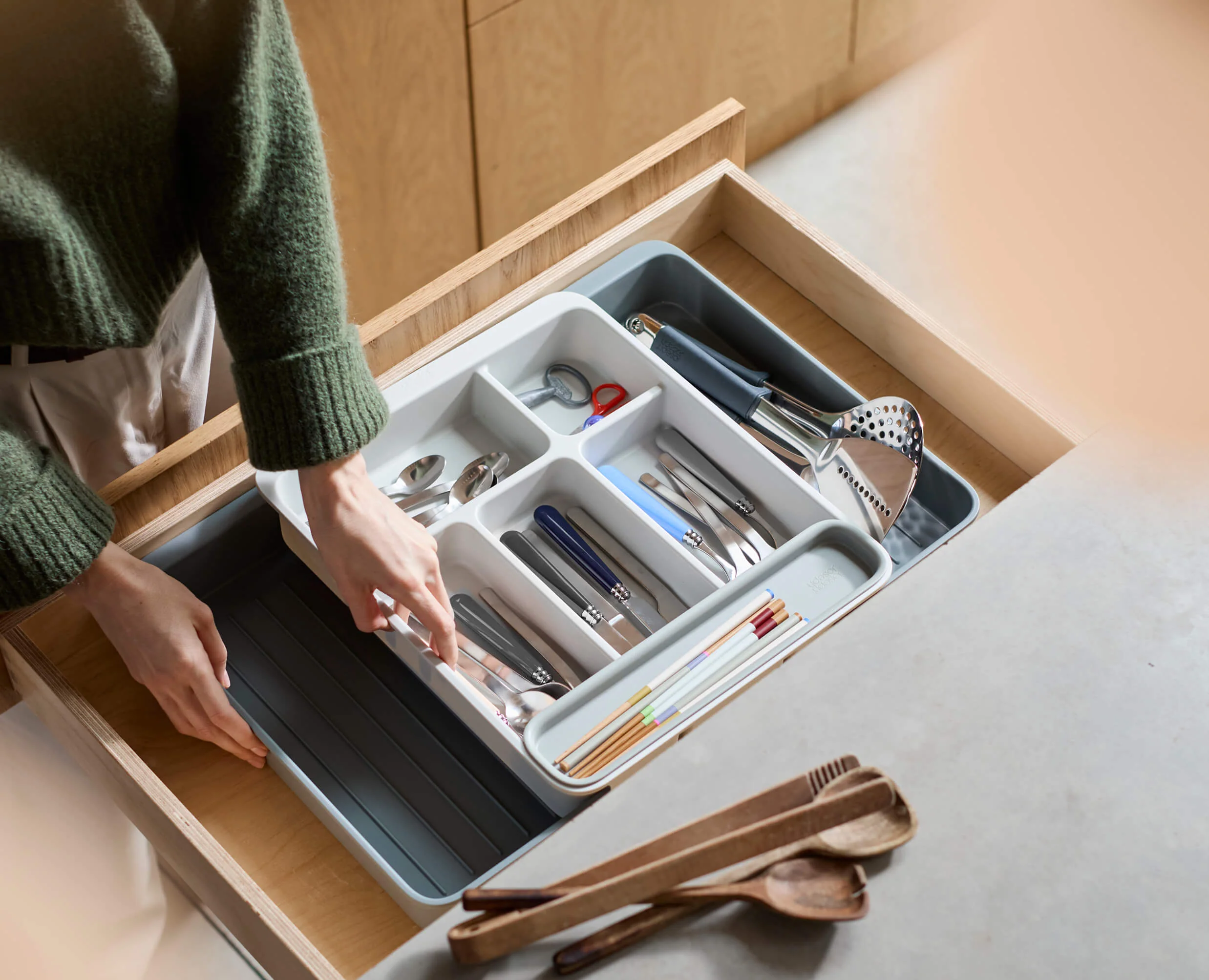 DrawerStore™ Expanding Cutlery, Utensil & Gadget Organiser - Image 3