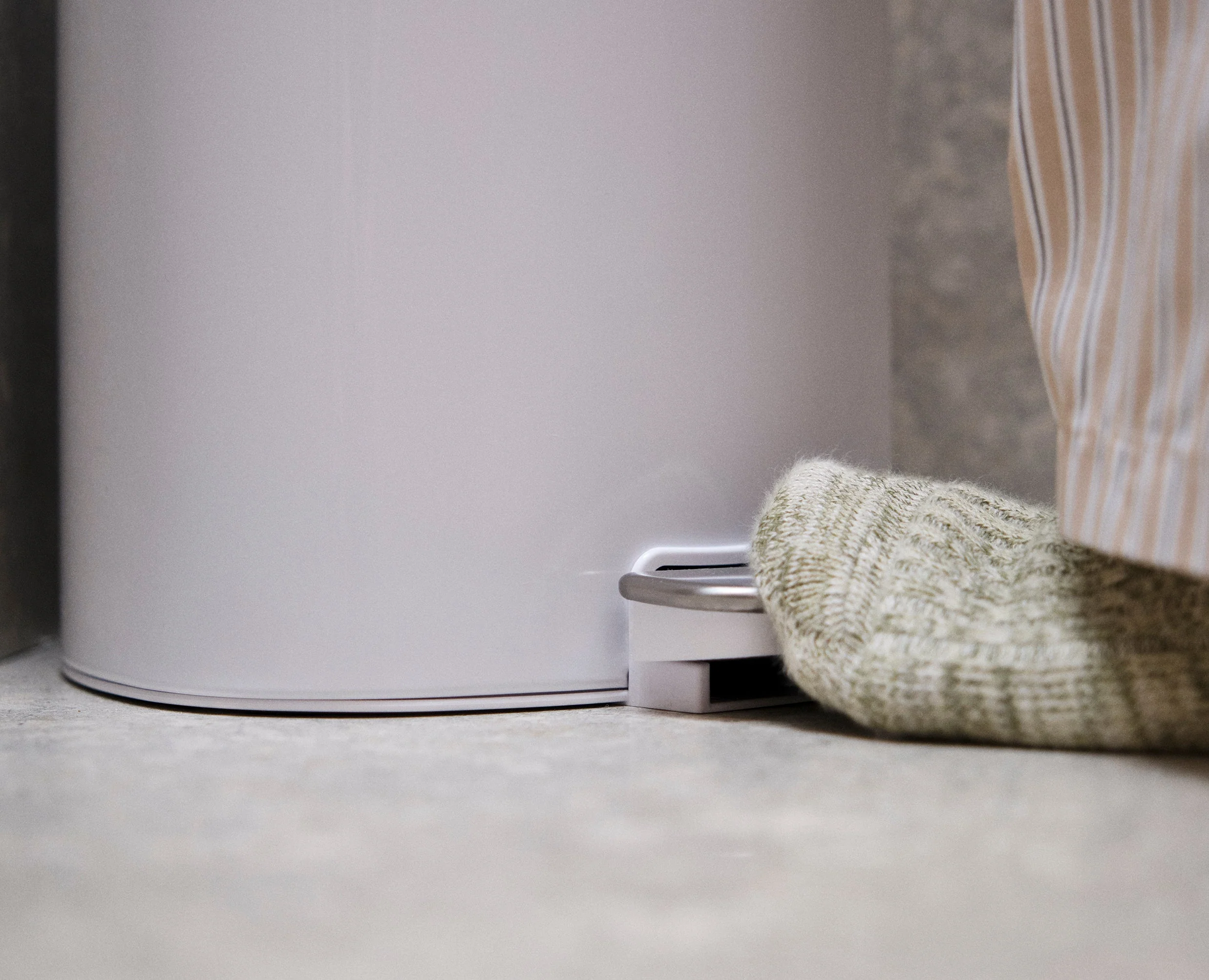 EasyStore™ 5L Gloss White Bathroom Pedal Bin - Image 4