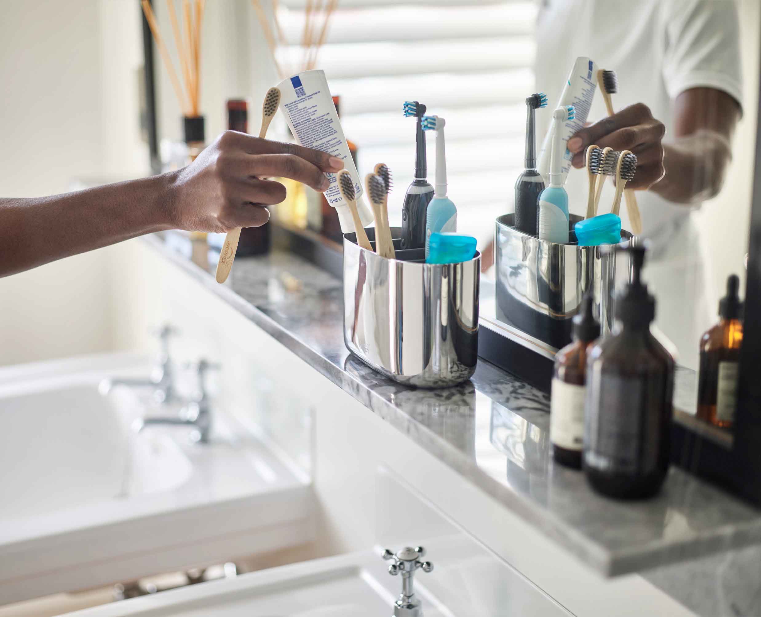 EasyStore™ Luxe Large Stainless-steel Toothbrush Caddy - Image 3