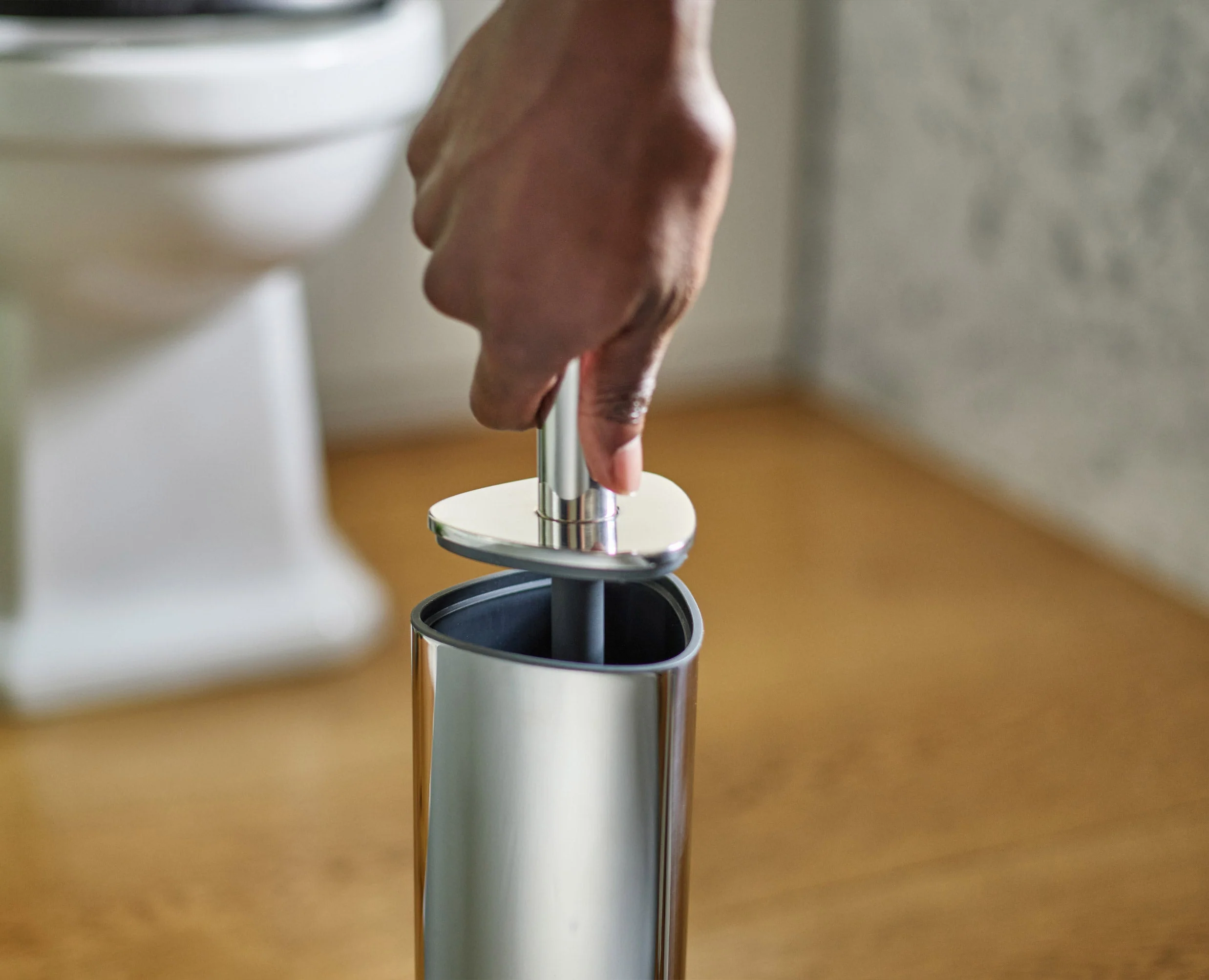 Flex™ 360 Luxe Toilet Brush with Stainless-steel Finish Starter Set - Image 4