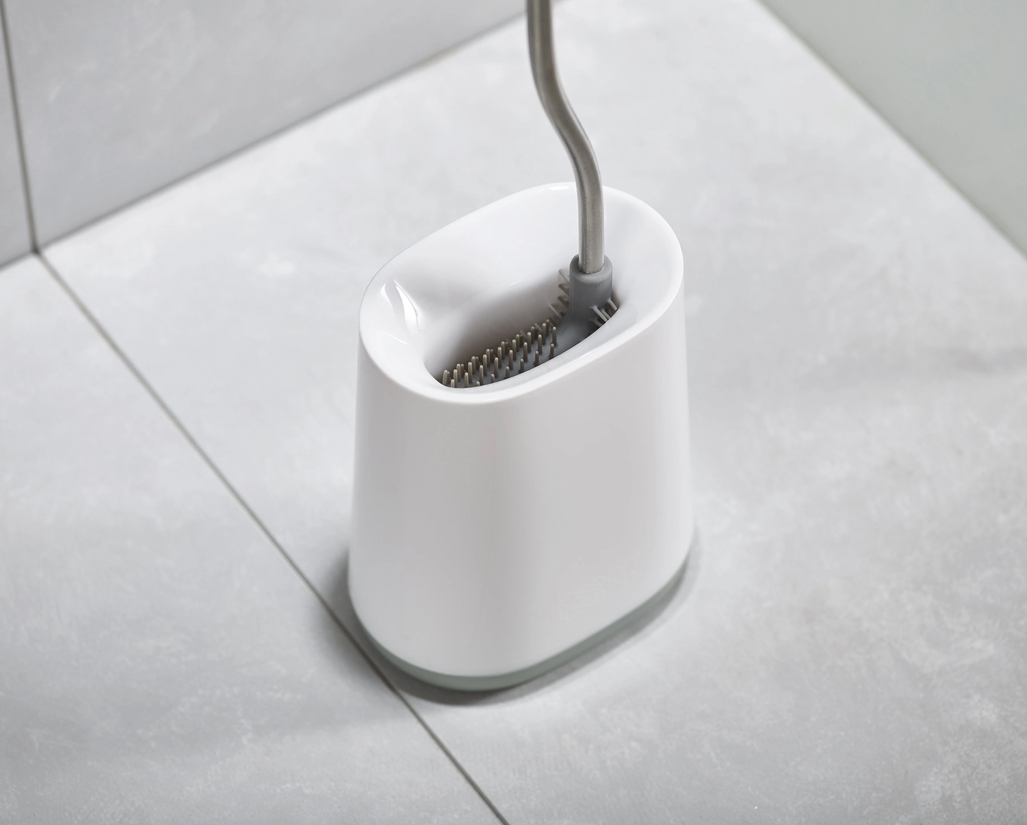 Flex™ Lite Pack of 2 Toilet Brushes - Image 4