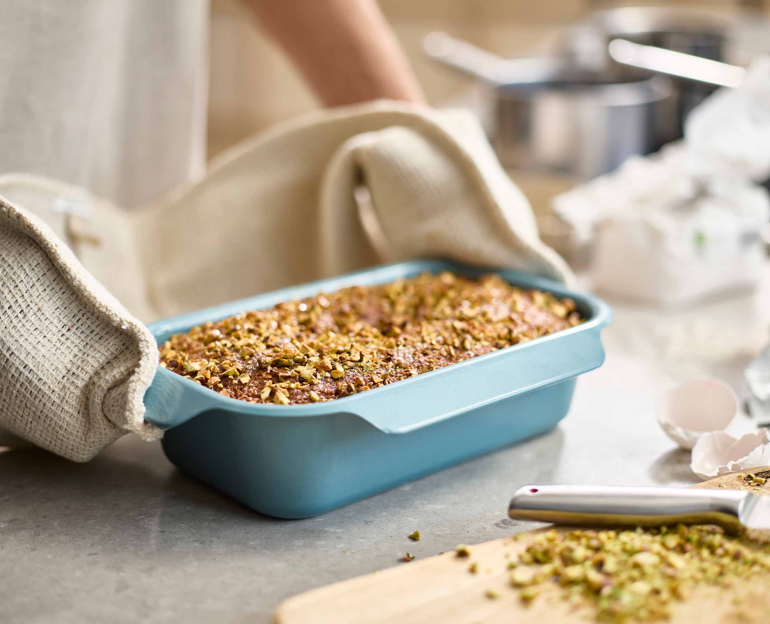 Nest™ Bake Non-Stick Blue 2lb Loaf Tin - Image 3