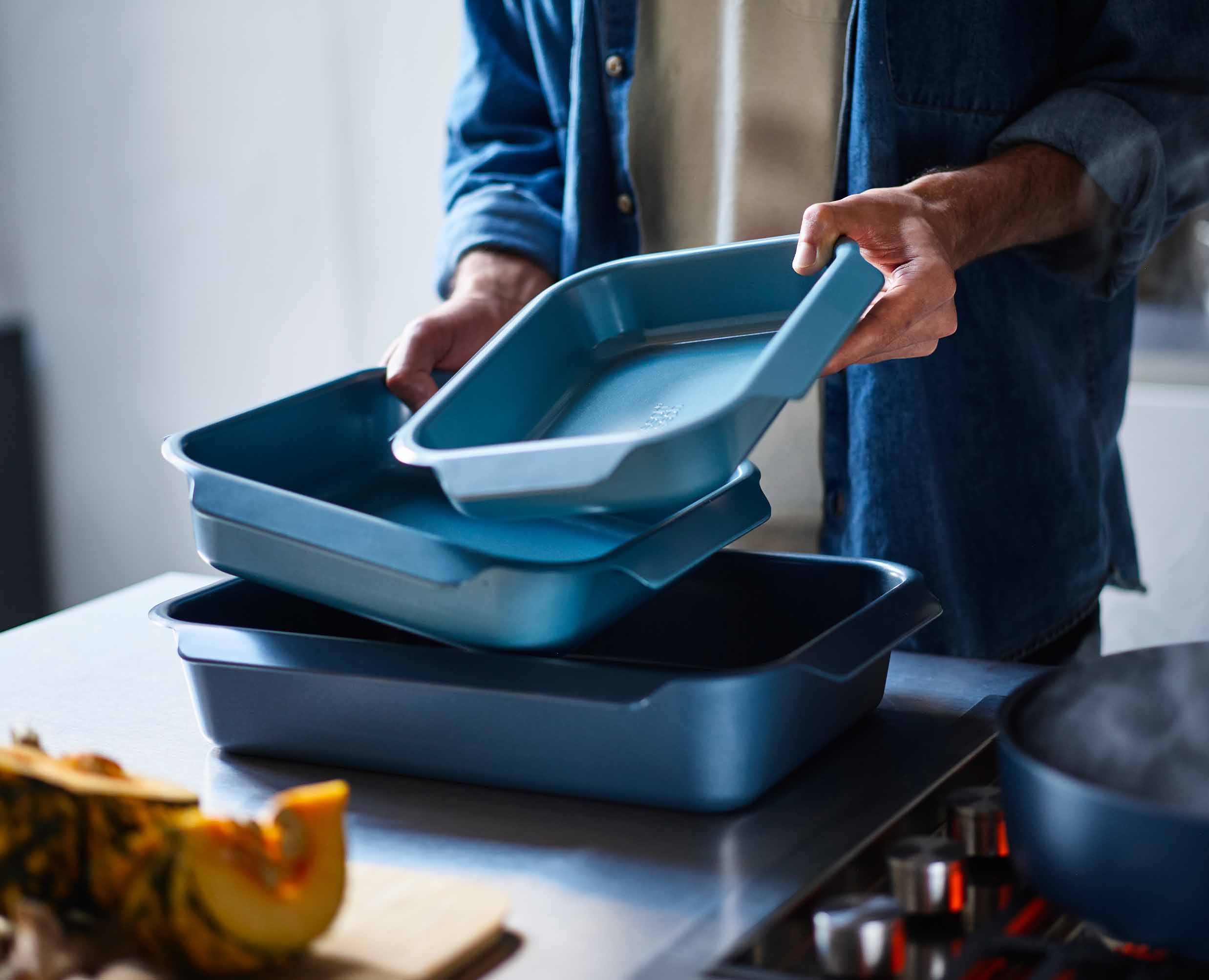 Nest™ Oven Non-stick Medium Blue Roasting Tray - Image 4