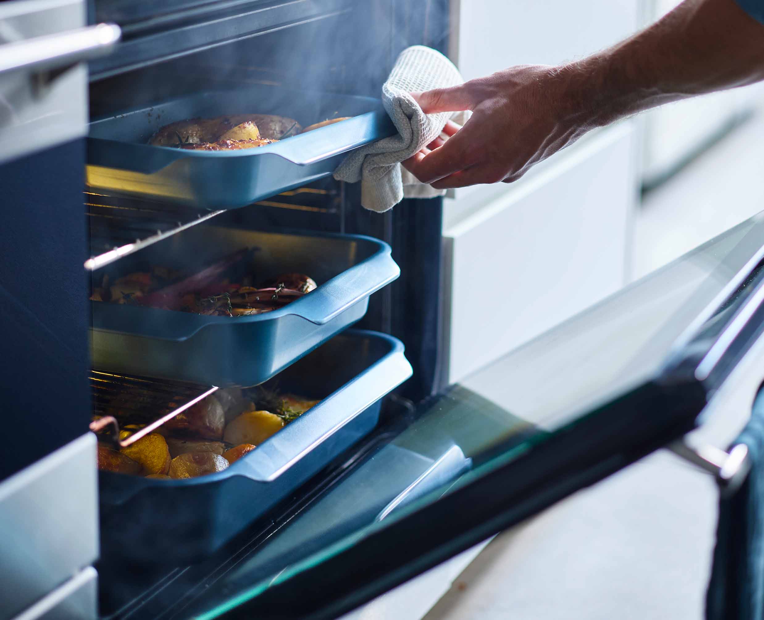 Nest™ Oven Non-stick Small Blue Roasting Tray - Image 5