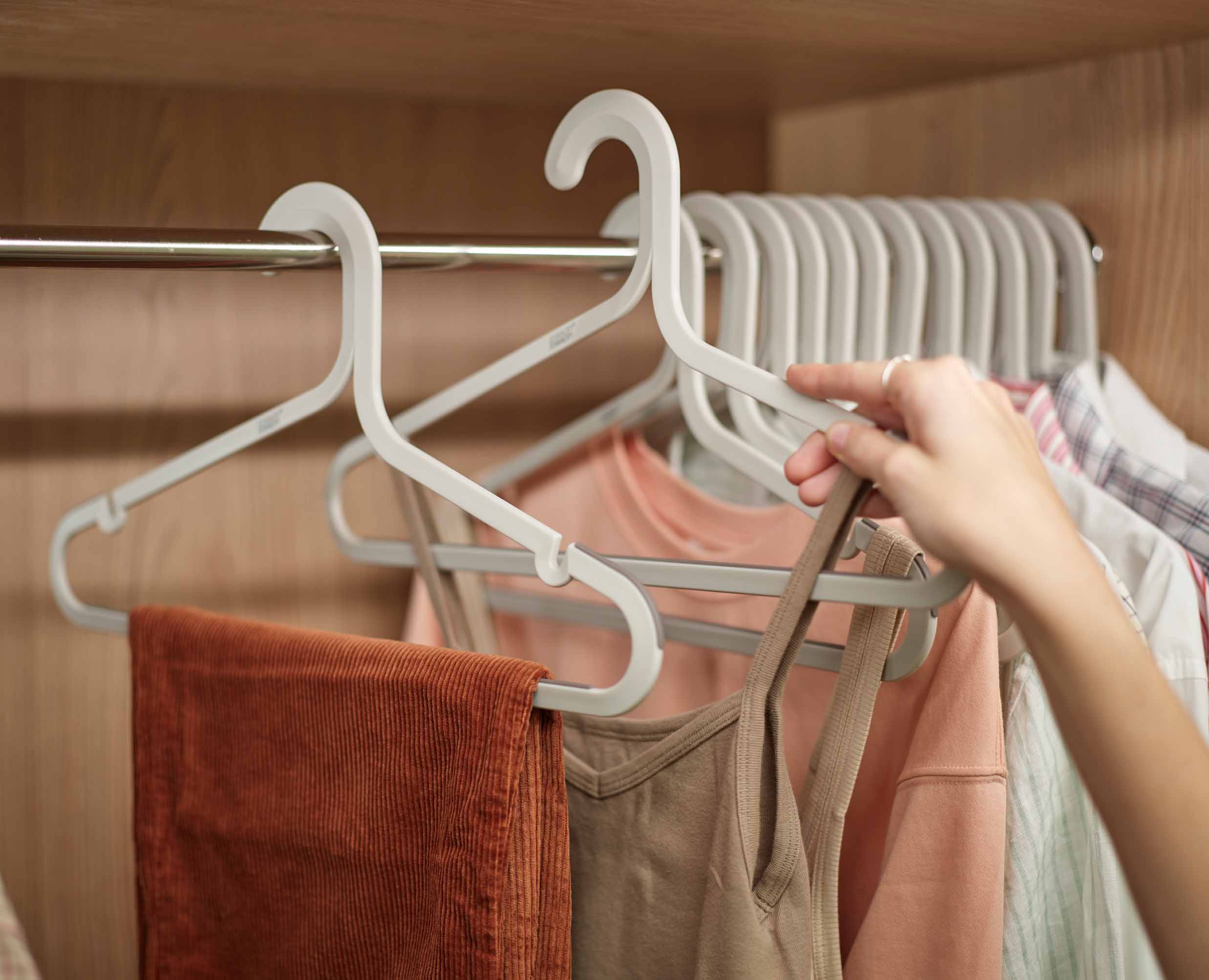 Orderly™ Set of 5 Anti-tangle Ecru Clothes Hangers - Image 3