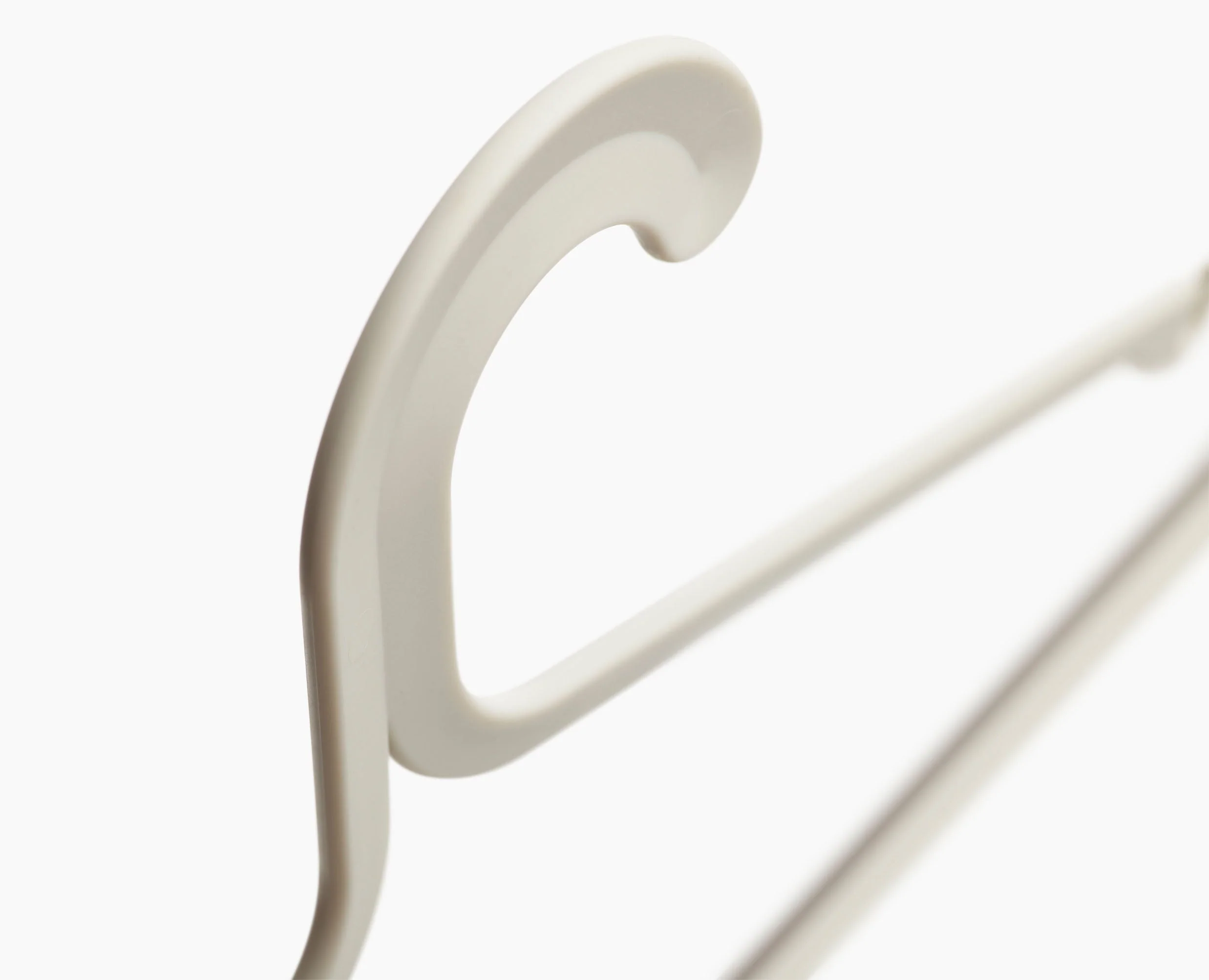 Orderly™ Set of 5 Anti-tangle Ecru Clothes Hangers - Image 6